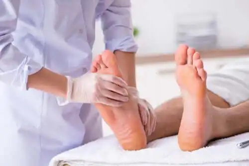 Bărbat care primește un masaj în talpă