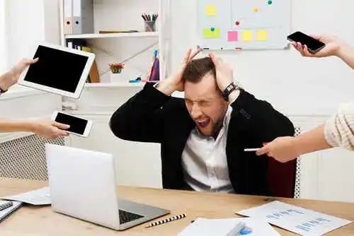Bărbat ocupat și stresat la locul de muncă