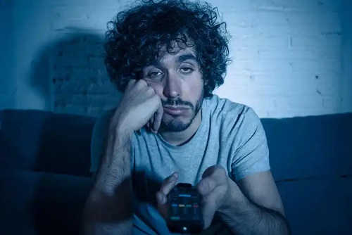 Bărbat plictisit la televizor