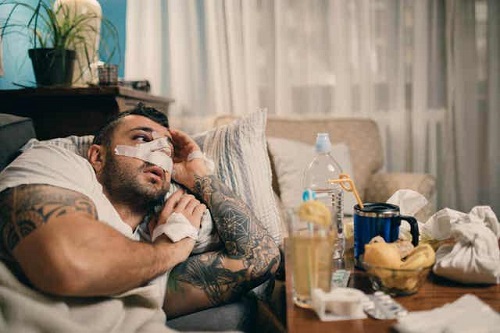 Bărbat care se recuperează după septoplastie
