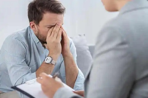 Bărbat care suferă de tulburarea de anxietate generalizată