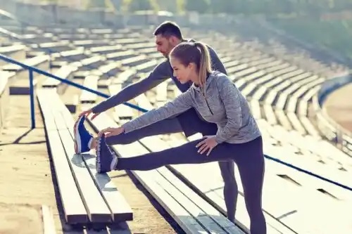 Cuplu care se bucură de beneficiile sportului pentru anxietate