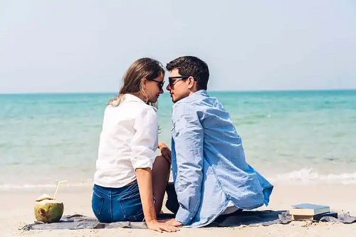 Cuplu romantic pe plajă