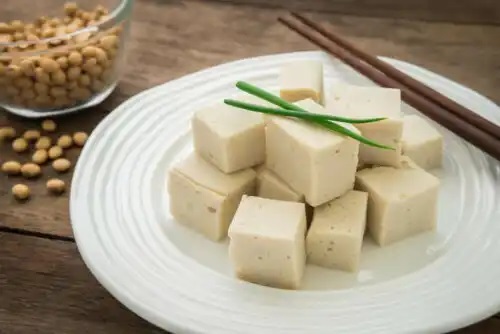 Farfurie cu cuburi de tofu