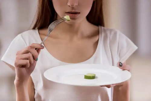 Fată care are o dietă restrictivă