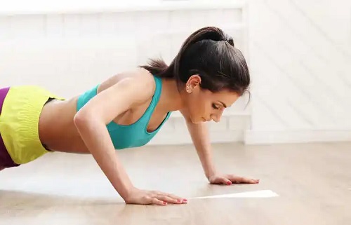 Fată care face flotări