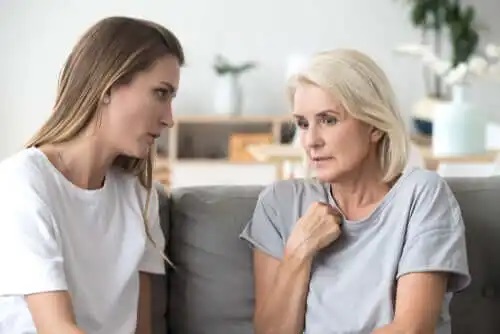 Femei care discută despre limbajul seducției sau mirroring