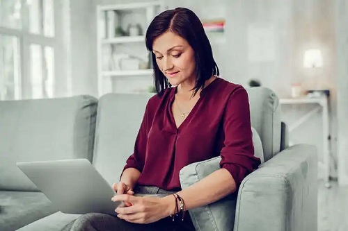 Femeie care profită de beneficiile terapiei online