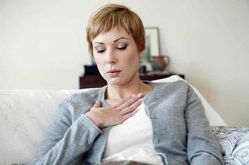 Femeie experimentând un bufeu la menopauză