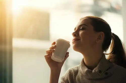 Femeie care bea cafea