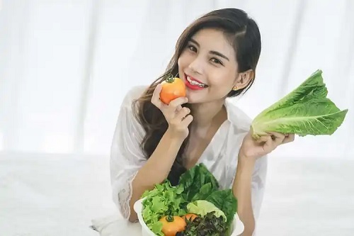 Femeie care știe că dieta afectează pielea