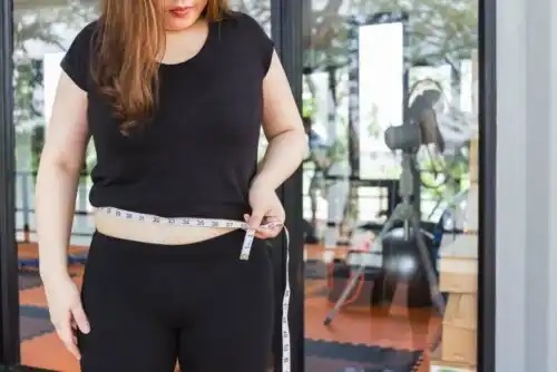 Femeie care urmează dieta pentru boala Hashimoto