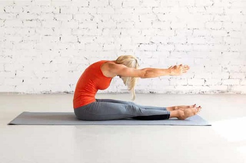Femeie executând exerciții Pilates pentru începători