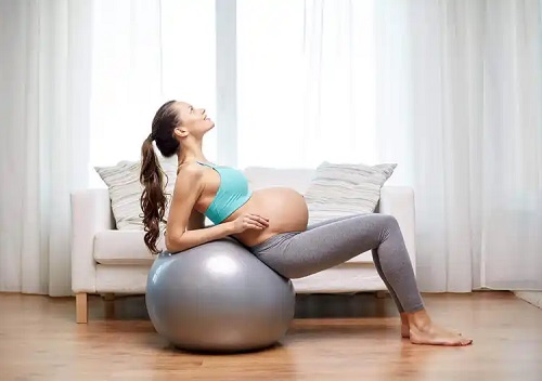 Femeie care practică exercițiile fizice în sarcină