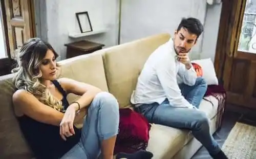 Femeie care simte că partenerul este distant