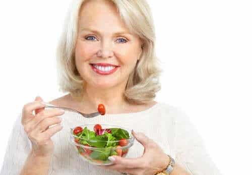 Femeie servind o salată sănătoasă