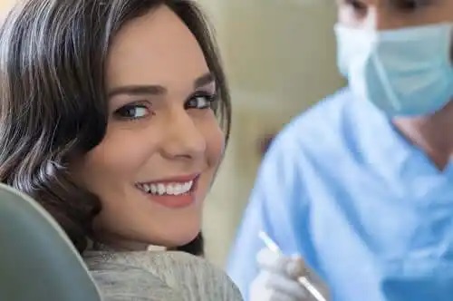 Femeie ce știe legătura dintre sănătatea orală și fertilitatea naturală