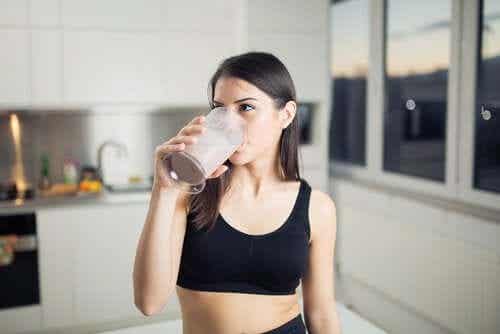 Femeie bând un shake cu proteine