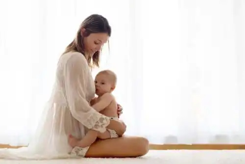 Femeie care ia suplimente nutritive în timpul sarcinii și alăptării