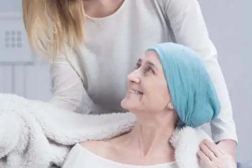 Femeie care primește tratamentul cu Trastuzumab