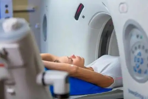 Femeie care cunoaște utilizările tomografiei computerizate