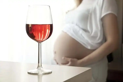 Gravidă care nu are voie să bea vin