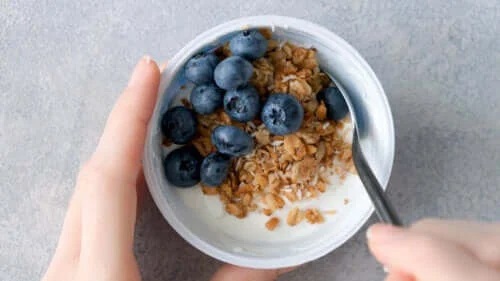 Este sănătos să mănânci iaurt și fructe la cină?