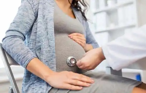 Medic ce tratează cancerul în sarcină