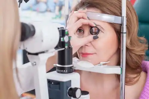 Medic ce analizează caracteristicile retinitei pigmentare