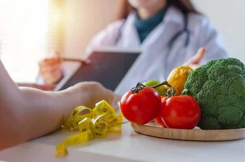 Medic explicând dieta pentru menopauză unei paciente