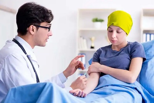 Medic care administrează imunoterapia pentru cancer