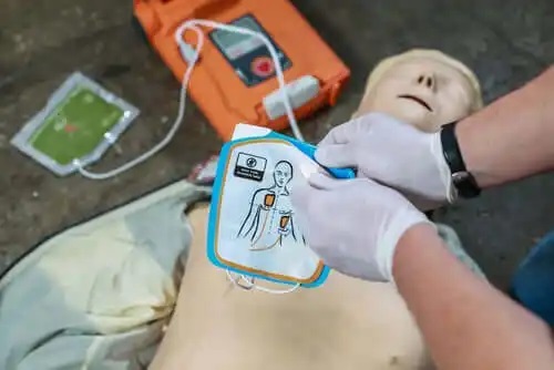 Medic care acordă primul ajutor în stopul cardiac