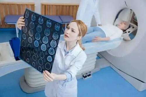Medic care cunoaște utilizările tomografiei computerizate
