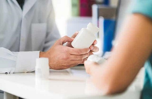 Medic explicând unei paciente vârsta menopauzei