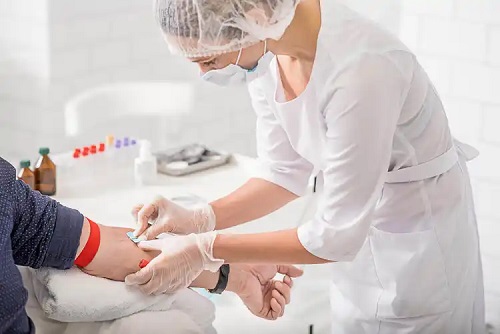 Medic ce tratează un pacient de Ziua Mondială a Cancerului