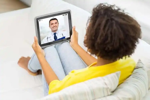 Pacient care cunoaște beneficiile terapiei online