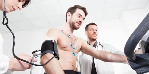 Pacient care trece prin testul de efort cardiac