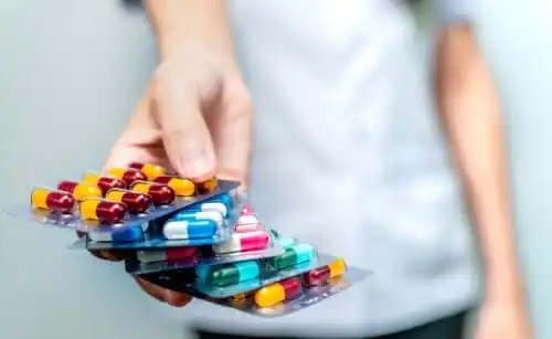 Persoană care cunoaște mituri despre antibiotice
