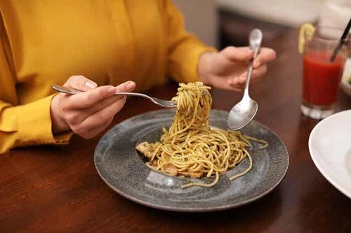 Persoană mâncând paste