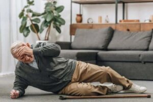 Prevenirea căzăturilor la bătrâni: sfaturi utile