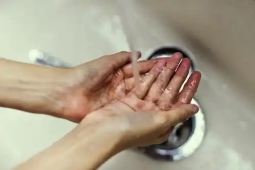 Cum să previi rezistența antimicrobiană prin spălat pe mâini