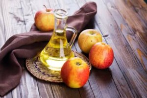 Oțetul ca remediu naturist pentru mătreață