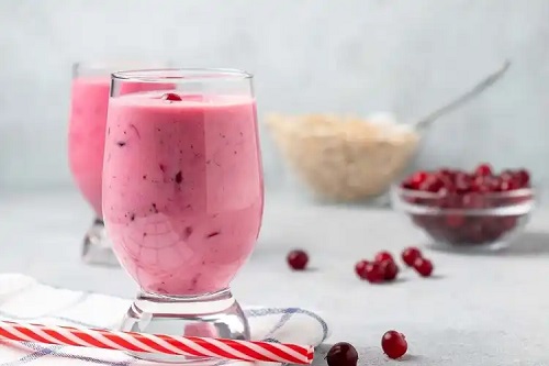 Pahar cu smoothie de cireșe