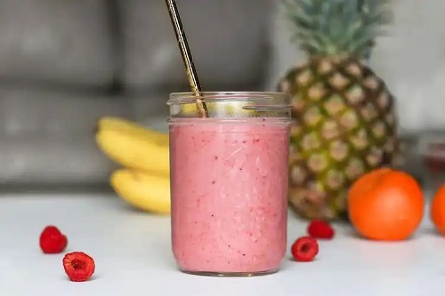 Pahar cu smoothie de fructe și iaurt