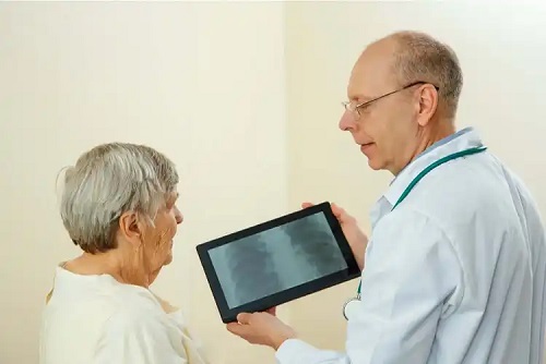 Specialist care explică ce este bronhoscopia