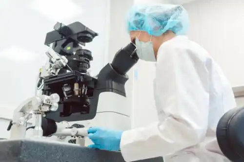 Specialist care analizează originea metastazei canceroase