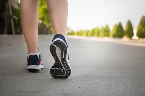 Sportiv care merge pe jos