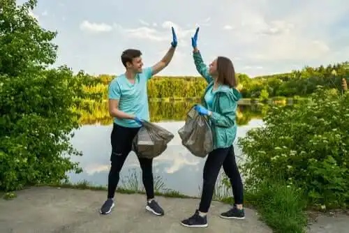 Sportivi care știu ce este plogging-ul