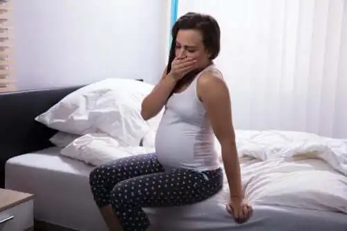 Tânără care experimentează simptomele sarcinii