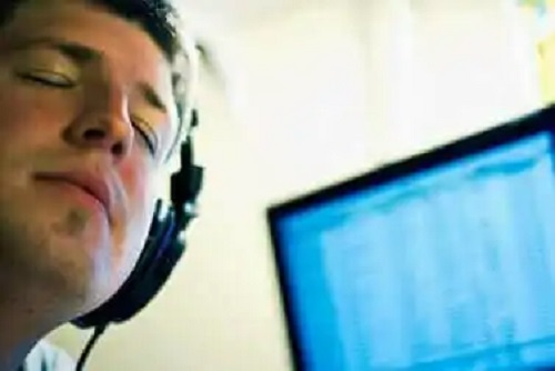 Bărbat care se bucură de beneficiile muzicii în bolile neurologice